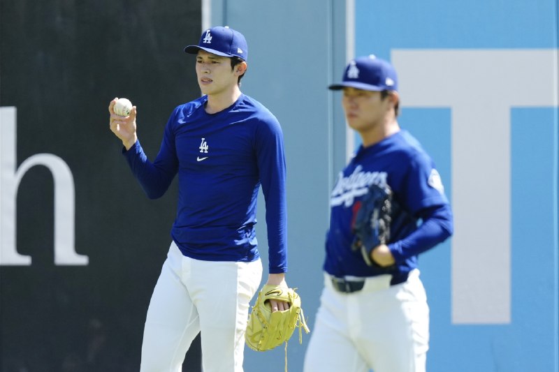 📸 @fullcountmlbc2 ×4試合前にキャッチボールを行った  投手と  投手⚾️山本投手はその後ブルペン入り💫Photo by Takashi Kurosawa #佐々木朗希 #山本由伸 #Dodgers原文 #MLB日本選手📸 @fullcountmlbc2 ×4試合前にキャッチボールを行った  投手と  投手⚾️山本投手はその後ブルペン入り💫Photo by Takashi Kurosawa #佐々木朗希 #山本由伸 #Dodgers原文 #MLB日本選手