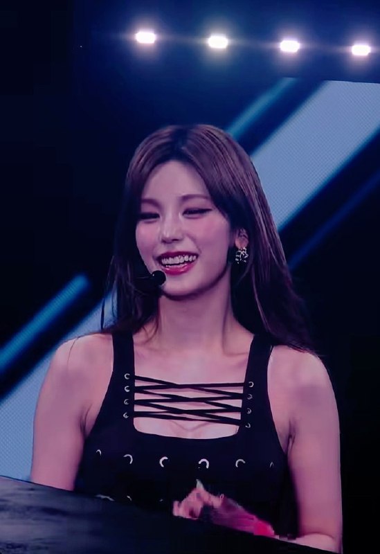 📸 @OOkgood40552 ×2This photo is a perfect sculpture of Hwang  How can she look so graceful on the big screen? 😭 #yeji原文 #黄礼志📸 @OOkgood40552 ×2This photo is a perfect sculpture of Hwang  How can she look so graceful on the big screen? 😭 #yeji原文 #黄礼志