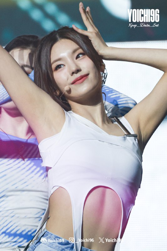 📸 @kpop_data_set ×3230304 Yeji at Woori Bank Concert #YEJI #예지 #ITZY #있지原文 #黄礼志